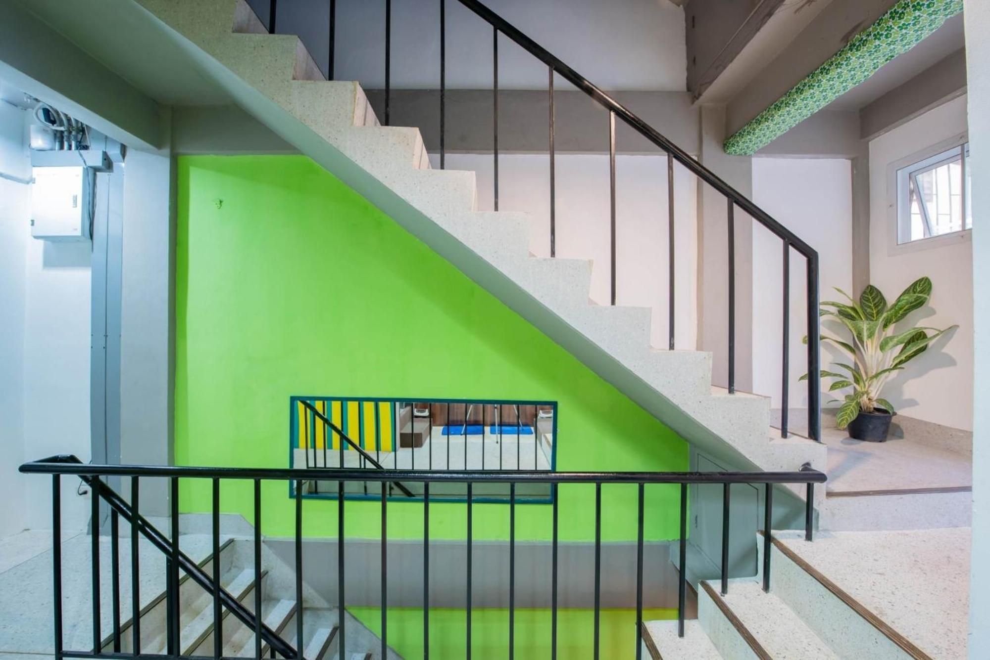 Mascotte Hostel Silom Бангкок Экстерьер фото